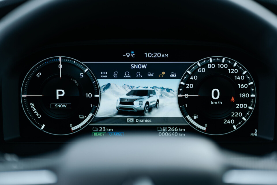 This Outlander PHEC is currently in Snow mode.