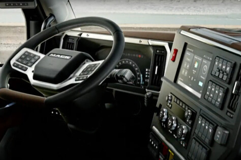 big-rig-debut-mack-pioneer-class-8-tractor-2025-04-09_17-24-33_430253