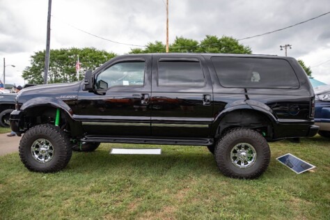 is-the-diesel-ford-excursion-making-a-comeback-20-years-later-2025-05-07_12-31-28_102102