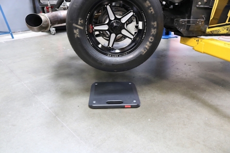 we-take-a-look-at-proforms-7000-lb-slim-wireless-scales-0017