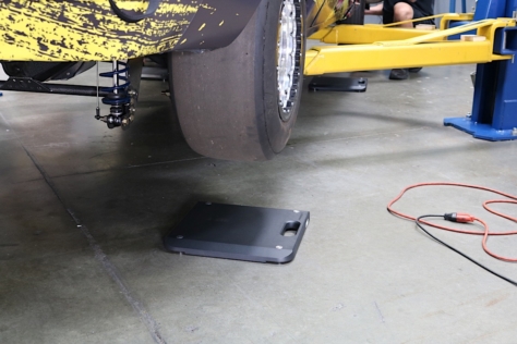 we-take-a-look-at-proforms-7000-lb-slim-wireless-scales-0020