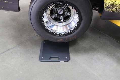 we-take-a-look-at-proforms-7000-lb-slim-wireless-scales-0021