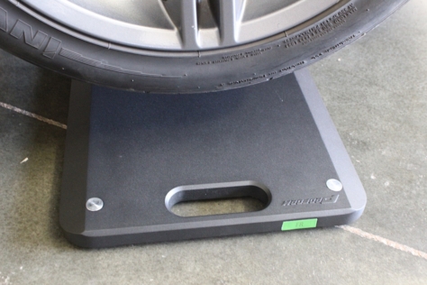 we-take-a-look-at-proforms-7000-lb-slim-wireless-scales-0036